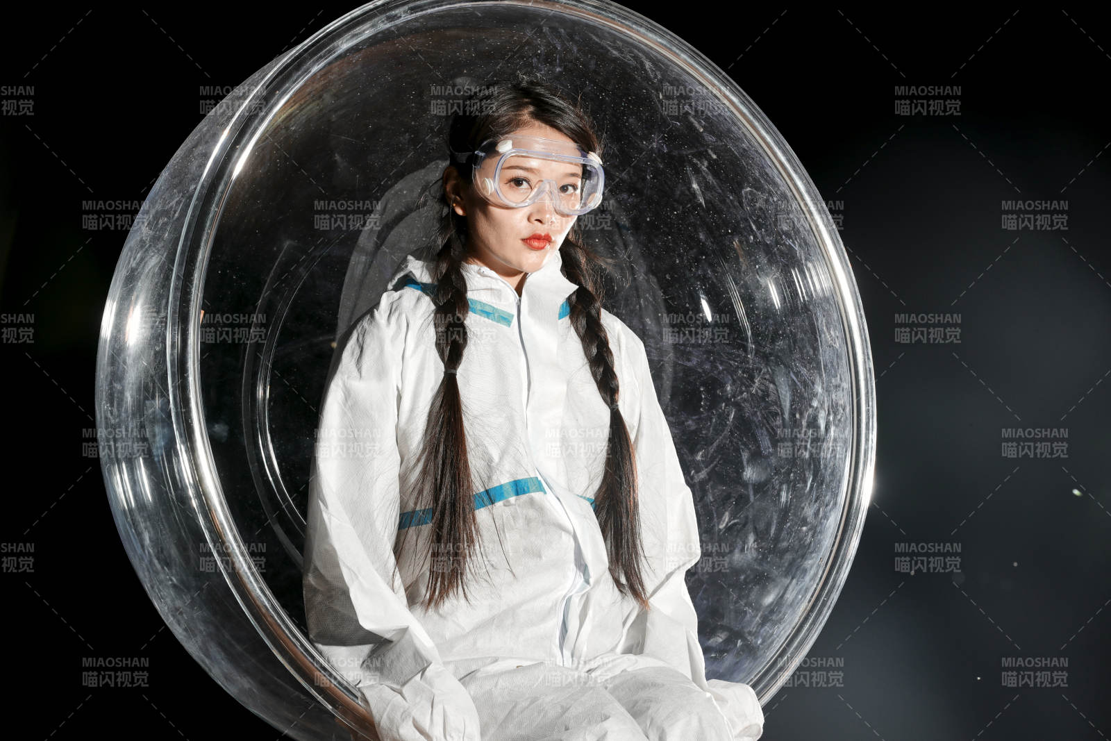 穿白色防护服佩戴护目镜口罩的女性防护人员图片