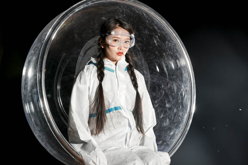 穿白色防护服佩戴护目镜口罩的女性防护人员图片