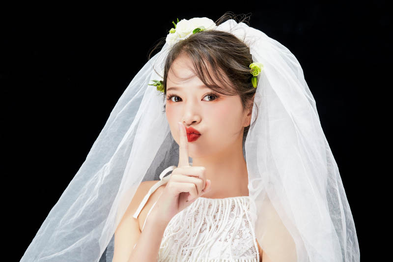 黑色背景下的美妆新娘彩妆人像图片