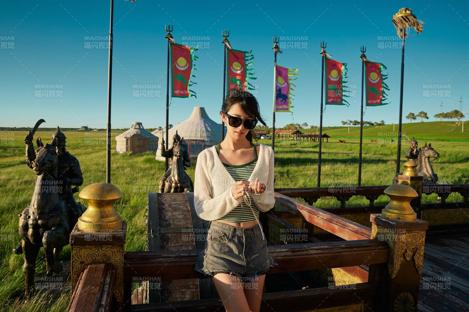 草原湿地公园游玩拍照的亚洲少女图片