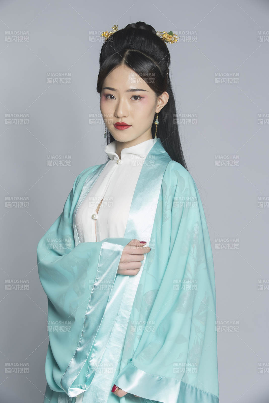 汉服风韵人像棚拍汉服少女图片