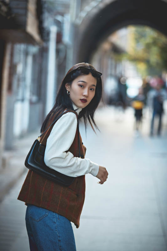 老旧城区里穿着复古港风的美丽清纯少女图片