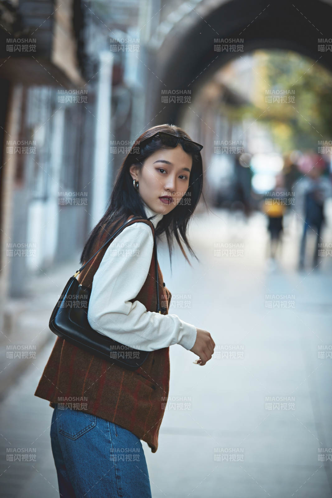 老旧城区里穿着复古港风的美丽清纯少女图片