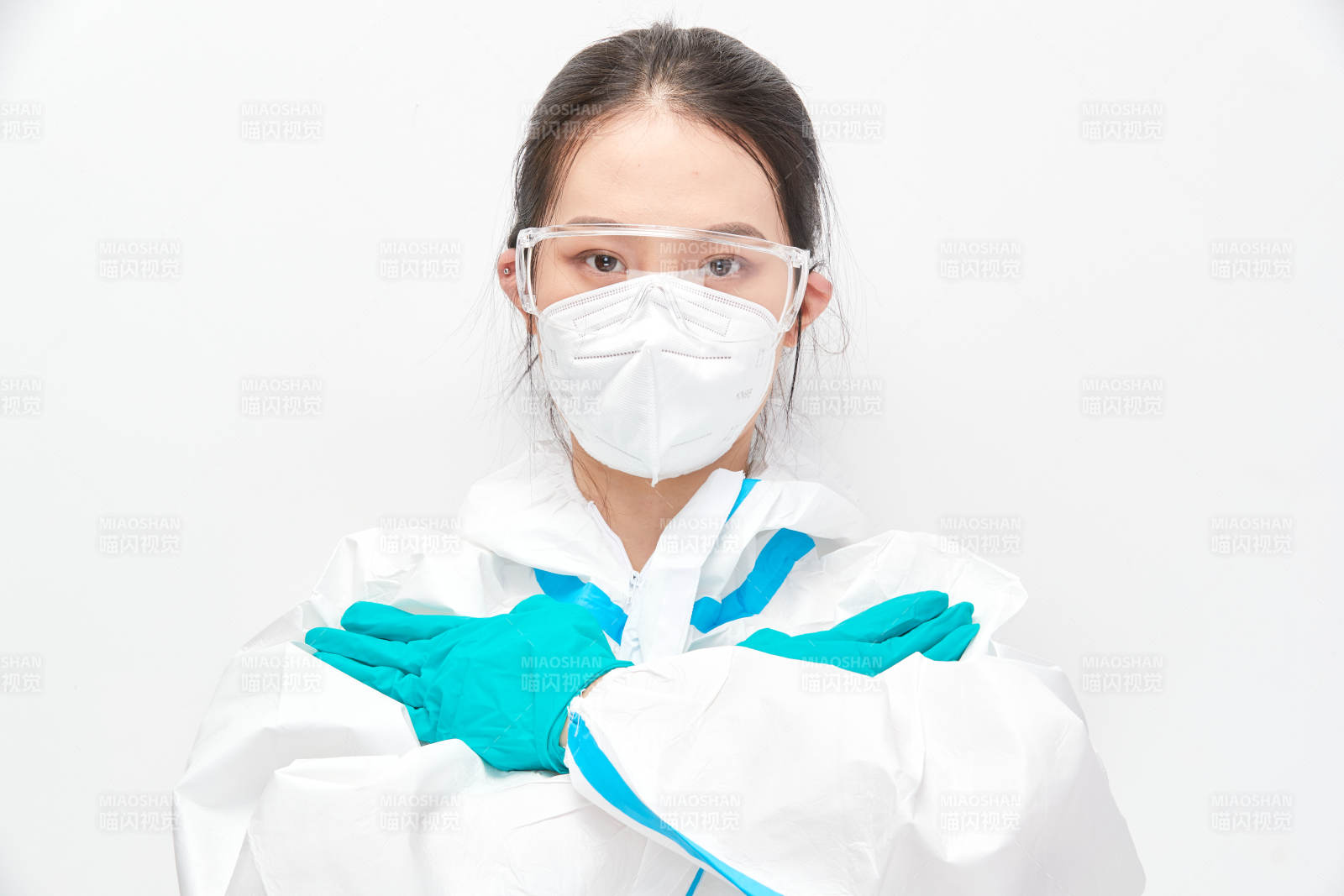 穿白色防护服佩戴护目镜口罩的女性医疗人员图片