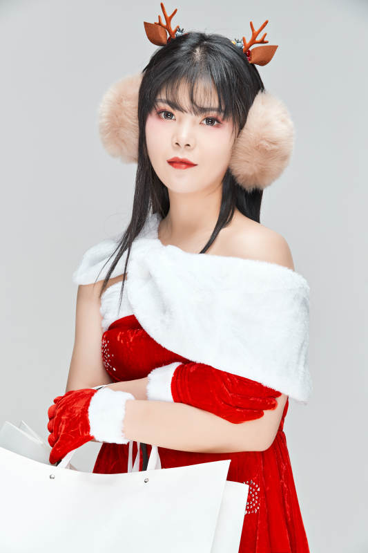 身穿圣诞服饰手提购物袋性感可爱的圣诞女郎图片