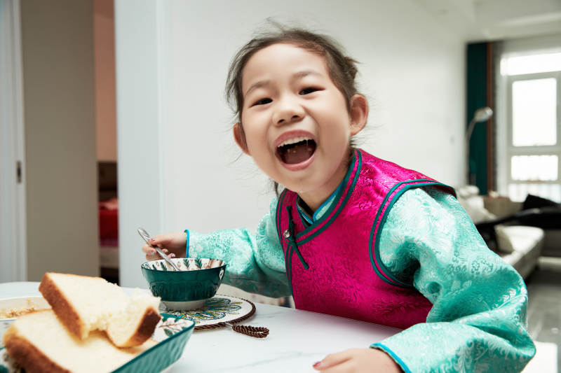 在家玩耍的亚洲小女孩图片