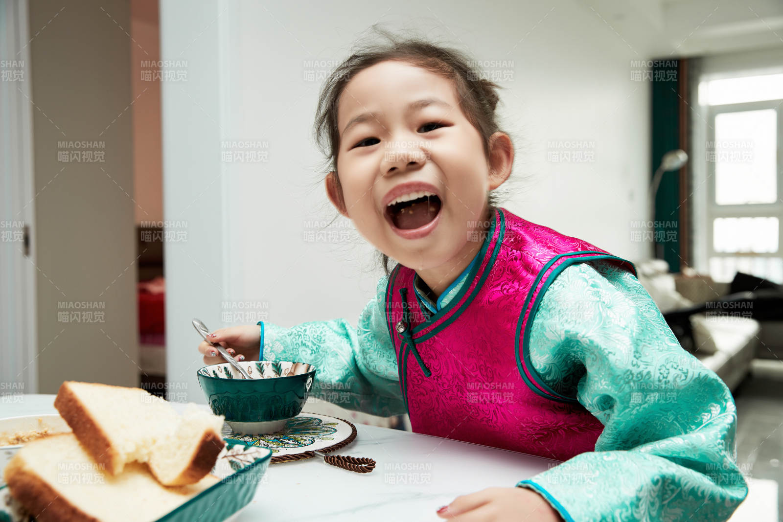 在家玩耍的亚洲小女孩图片