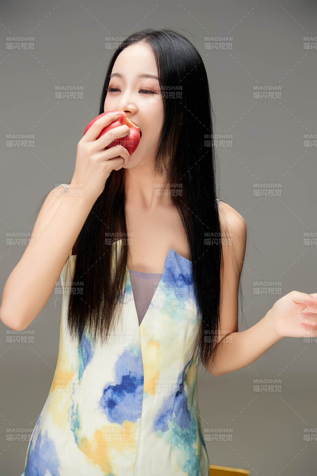 吃水果的亚洲东方长发少女图片