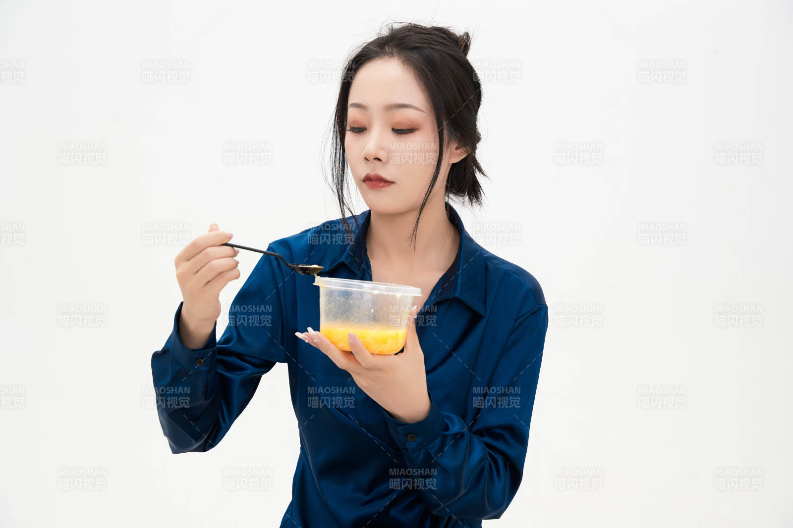 大吃特吃的亚洲可爱少女人像图片