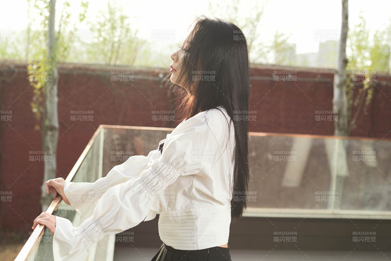 日系户外公园穿jk校服的少女图片