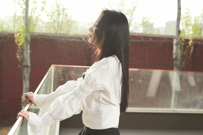 日系户外公园穿jk校服的少女图片