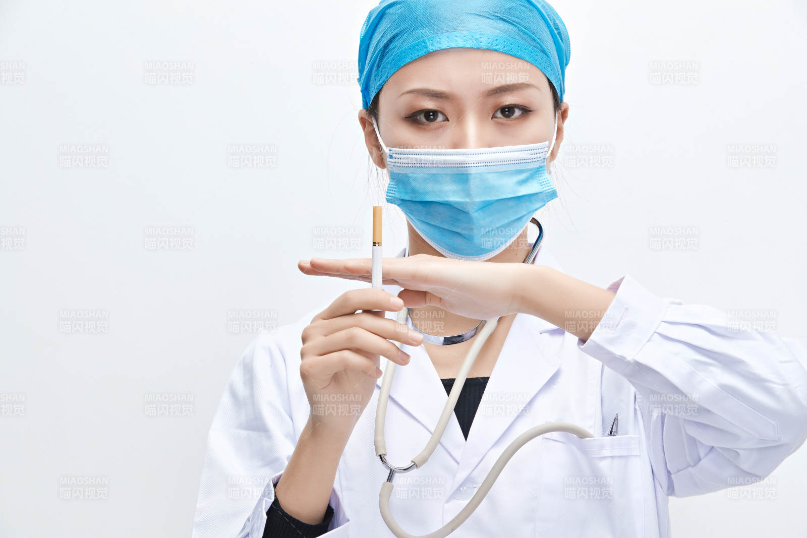 白色背景下传递传递吸烟有害健康信息的医生图片