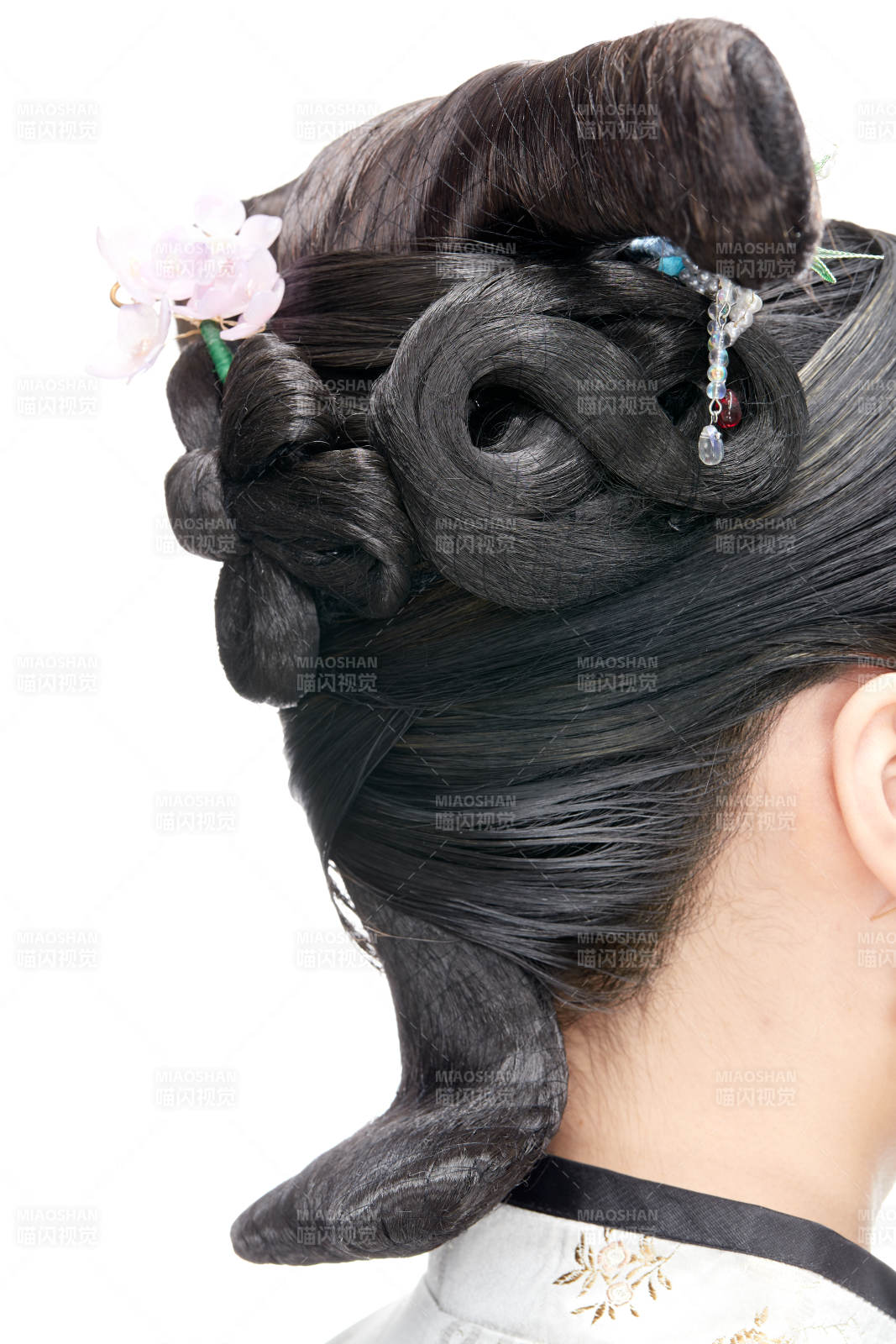 白色背景下的清代女性古装造型清朝古装图片