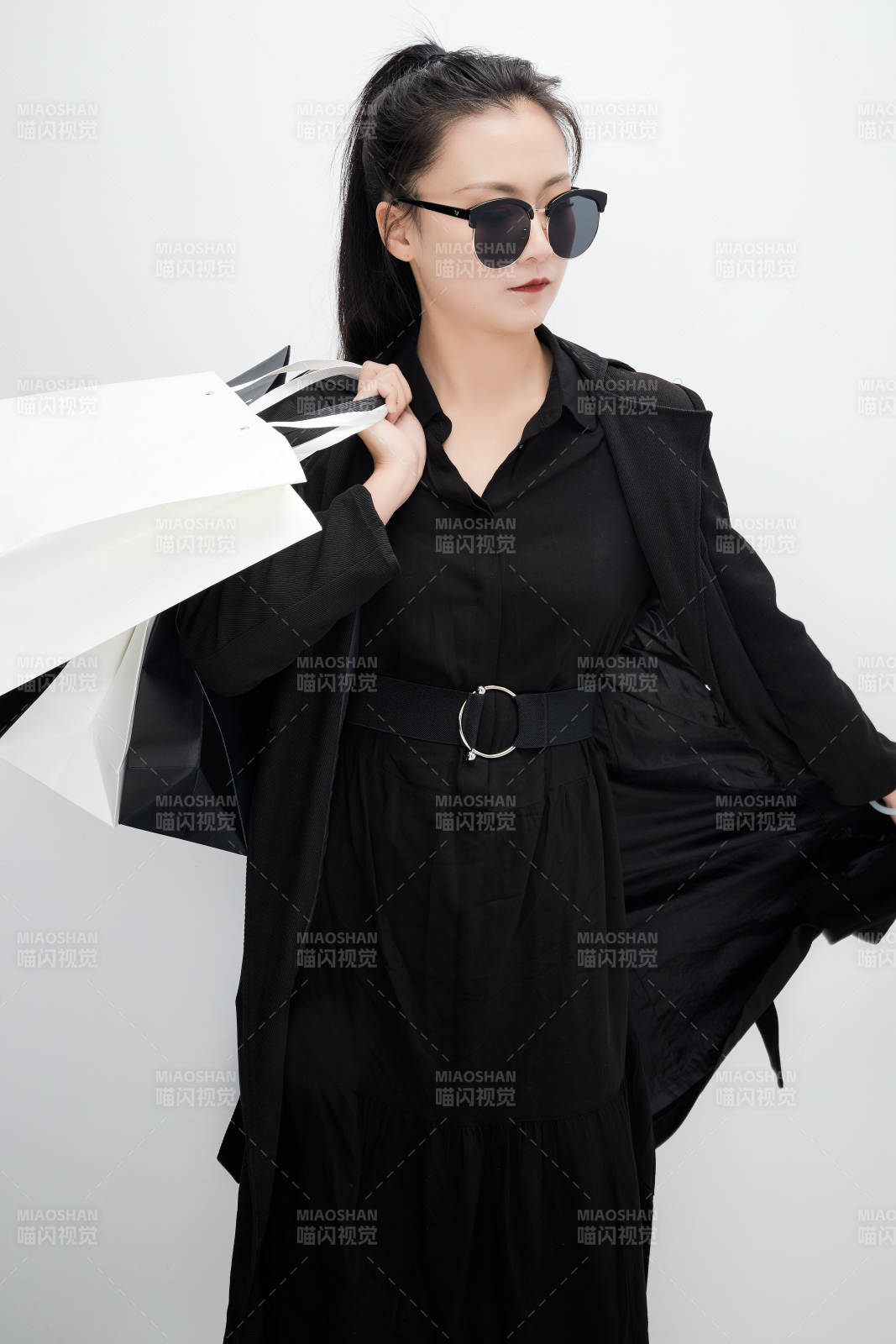 白色背景下手提购物袋时尚美丽的亚洲少女图片