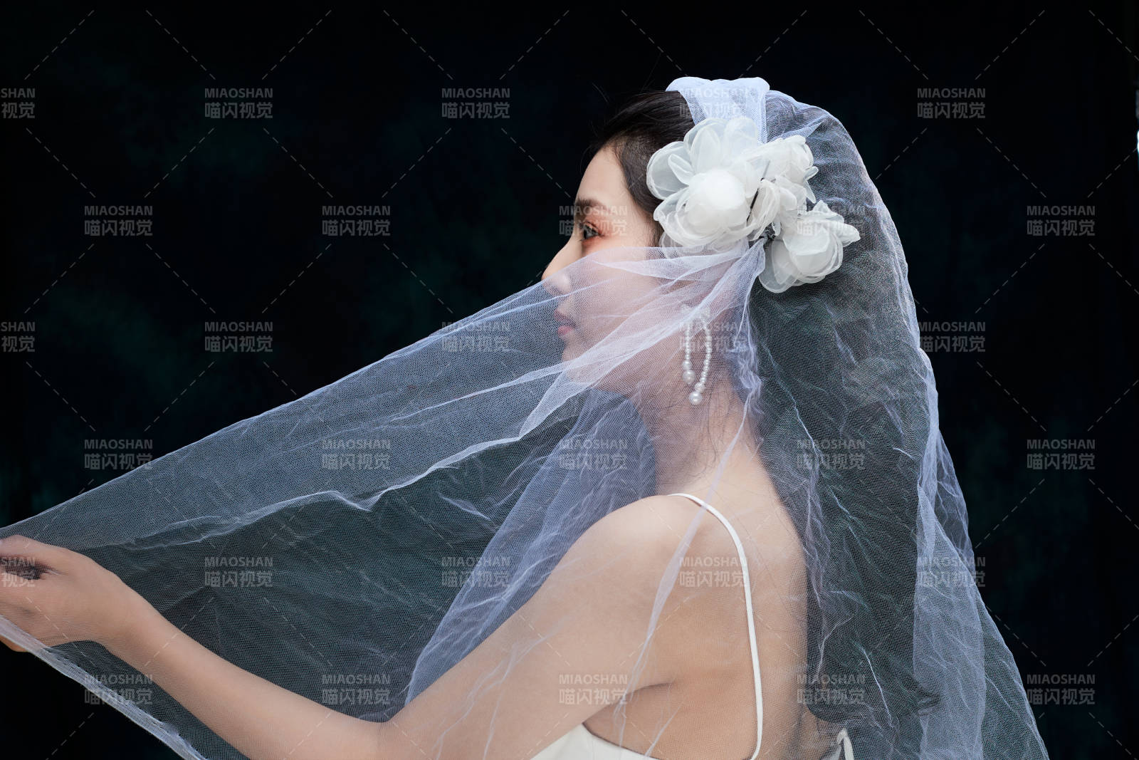 黑色背景下的女性复古婚纱妆面图片