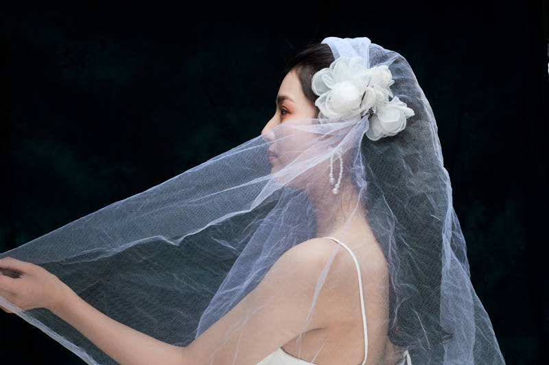 黑色背景下的女性复古婚纱妆面图片