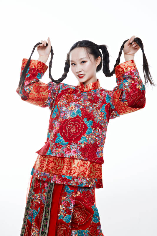 身穿中国传统服饰的青年女性图片