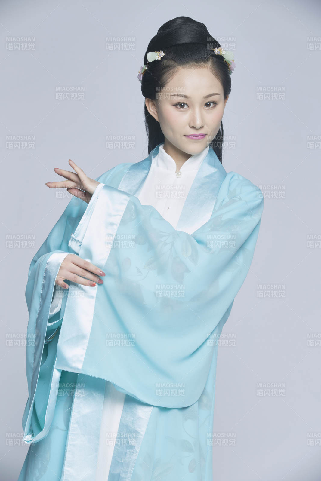 身穿古装的汉服女性人像汉服影棚拍摄图片