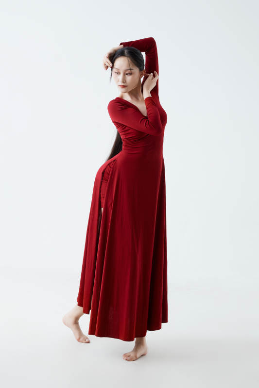 穿着红色长裙翩翩起舞的少女图片