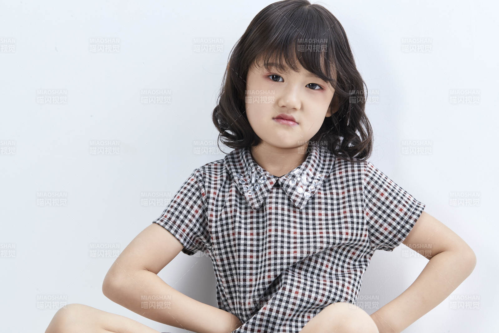 白色色背景的可爱的亚洲小女孩儿童图片