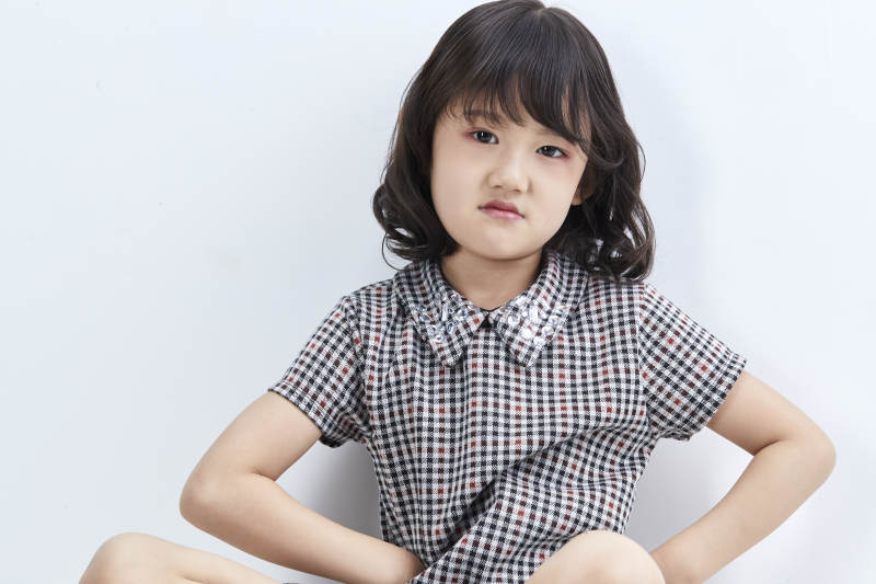 白色色背景的可爱的亚洲小女孩儿童图片