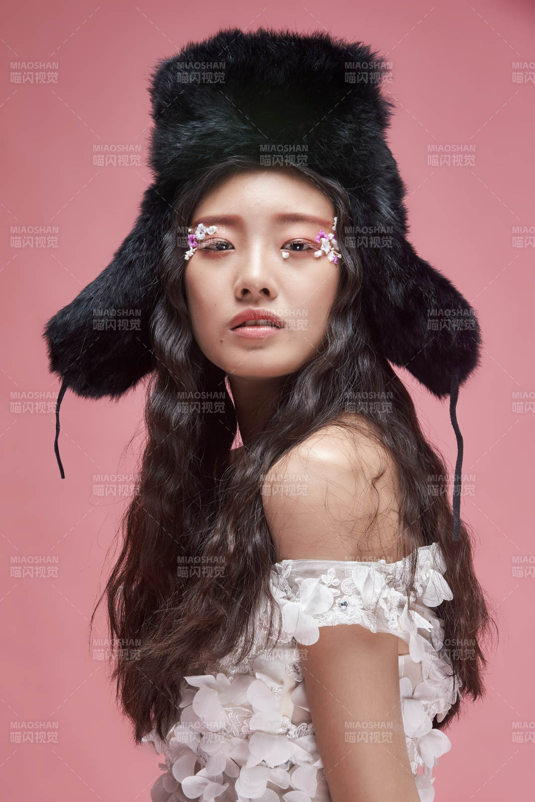 时尚彩妆女性妆面半身像图片