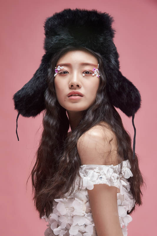 时尚彩妆女性妆面半身像图片