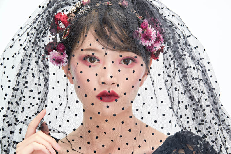 白色背景下的新娘彩妆美女人像图片