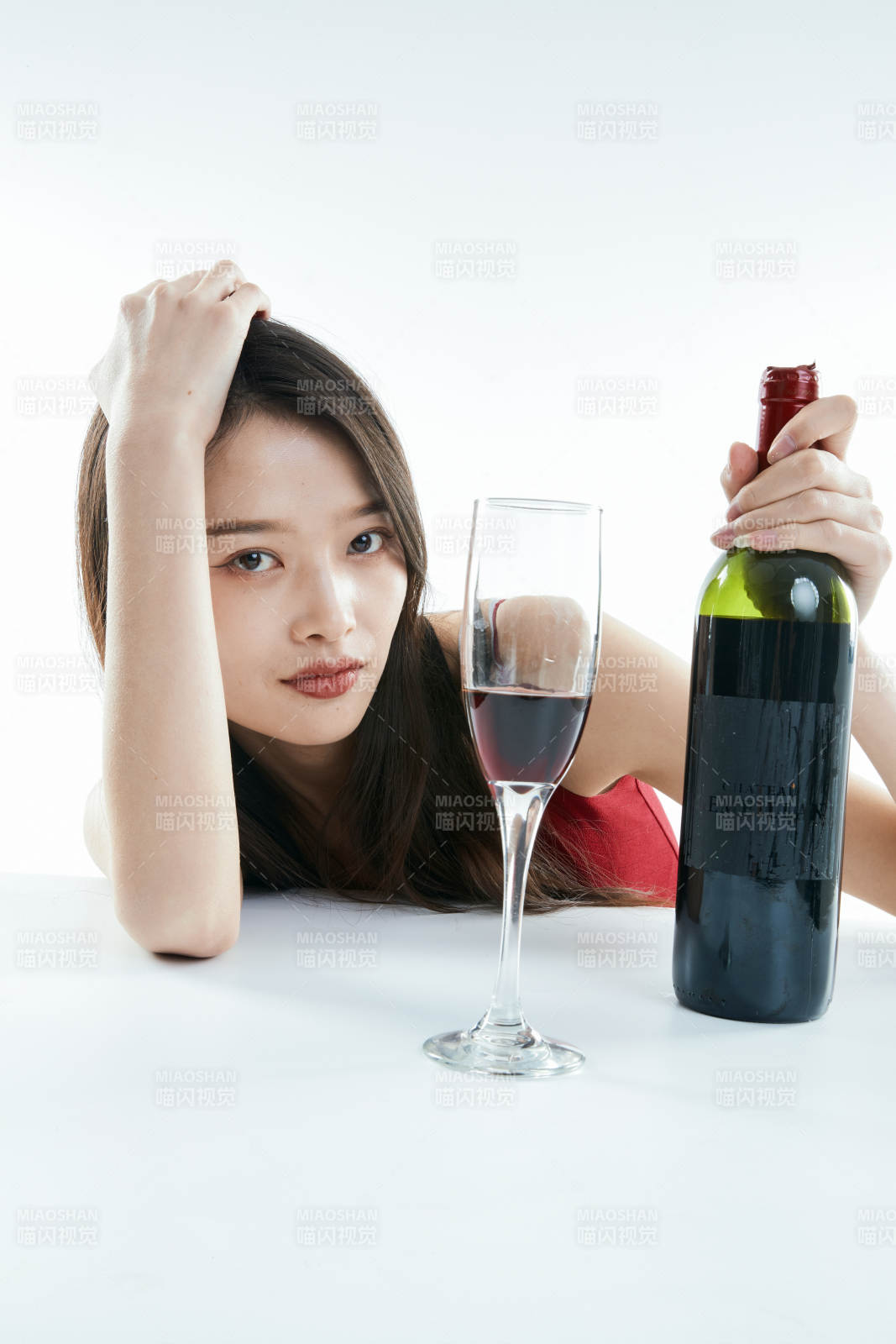 独自品尝红酒的亚洲女性图片