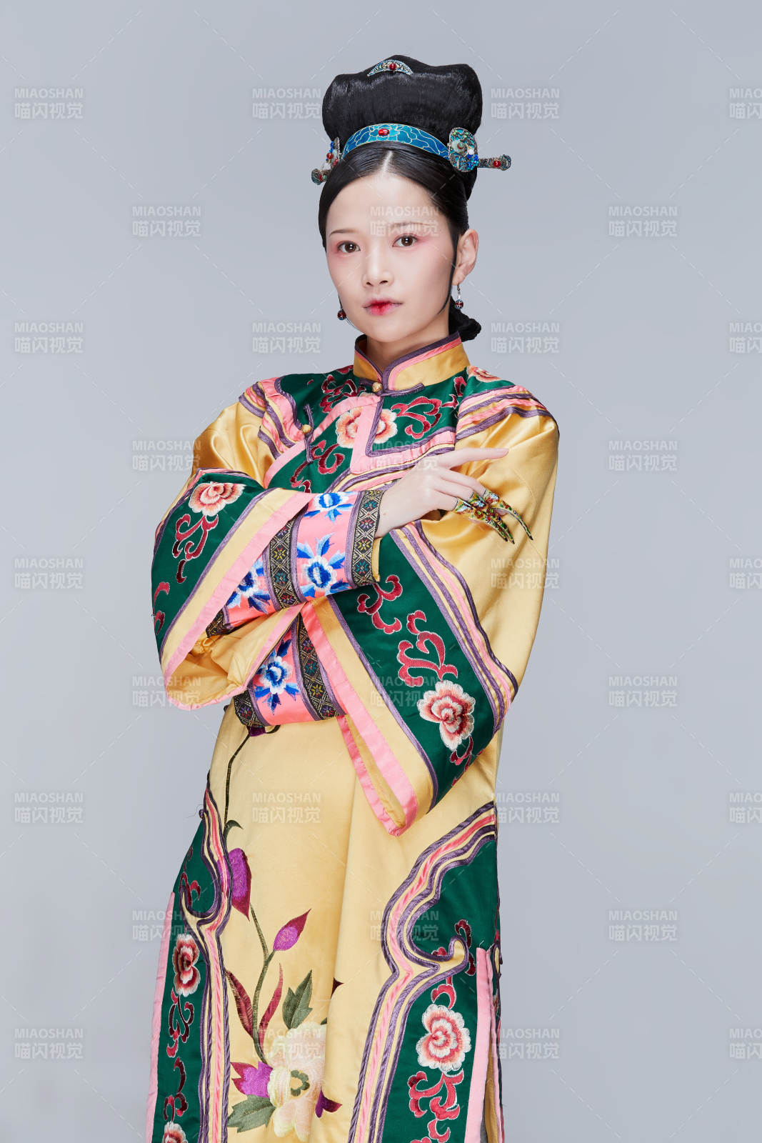 白色背景下的清代女性古装造型清朝古装图片