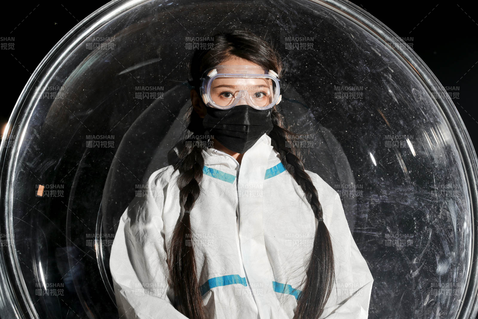 穿白色防护服佩戴护目镜口罩的女性防护人员图片