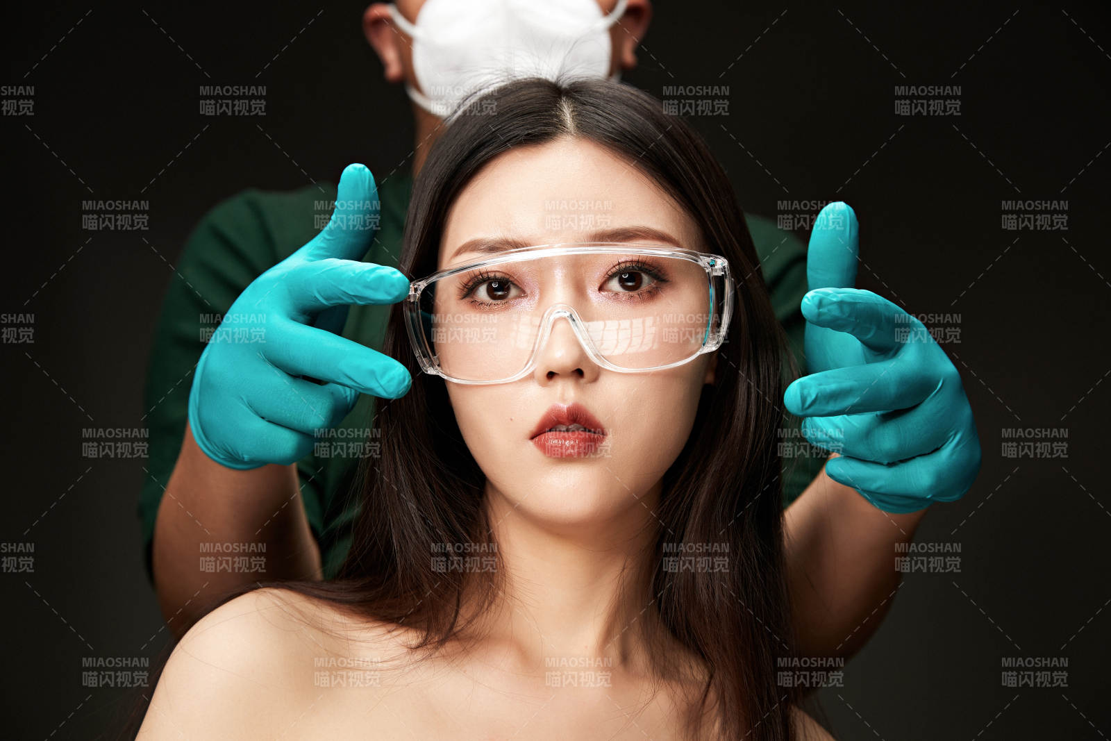 黑色背景里的亚洲美女面部特写医美整容图片