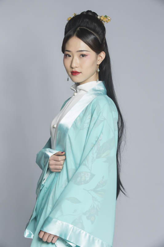 汉服风韵人像棚拍汉服少女图片