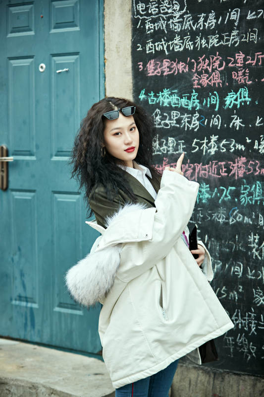 老旧城区里穿着复古港风的美丽清纯少女图片