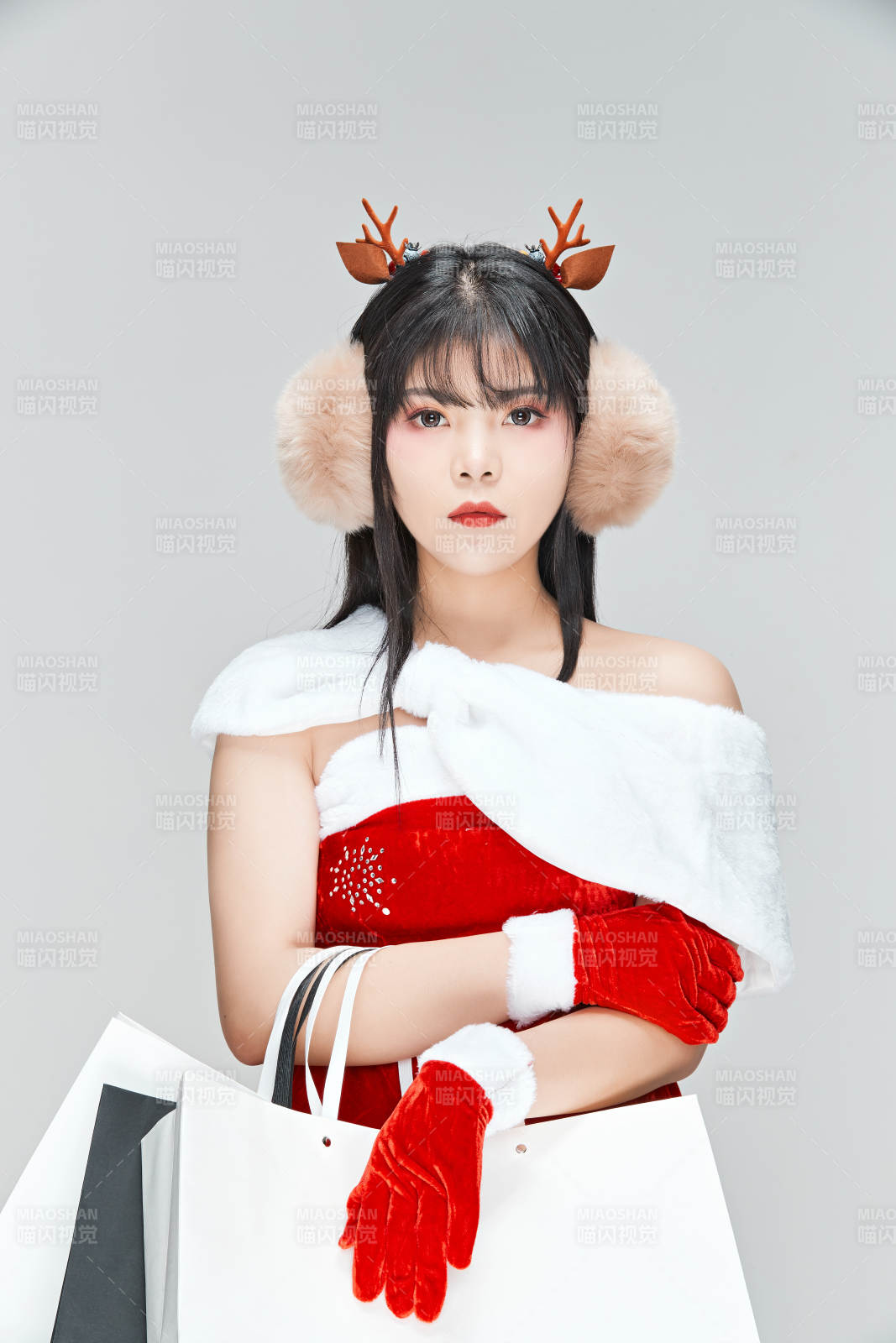 身穿圣诞服饰手提购物袋性感可爱的圣诞女郎图片