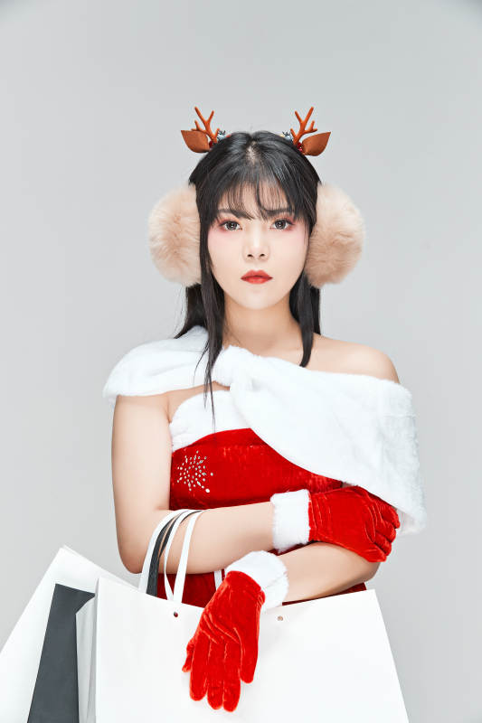 身穿圣诞服饰手提购物袋性感可爱的圣诞女郎图片