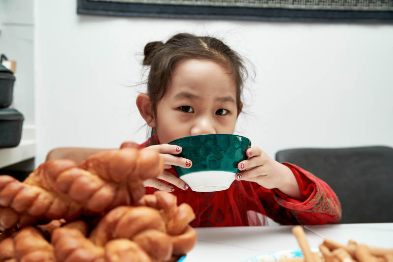 在家玩耍的亚洲小女孩图片