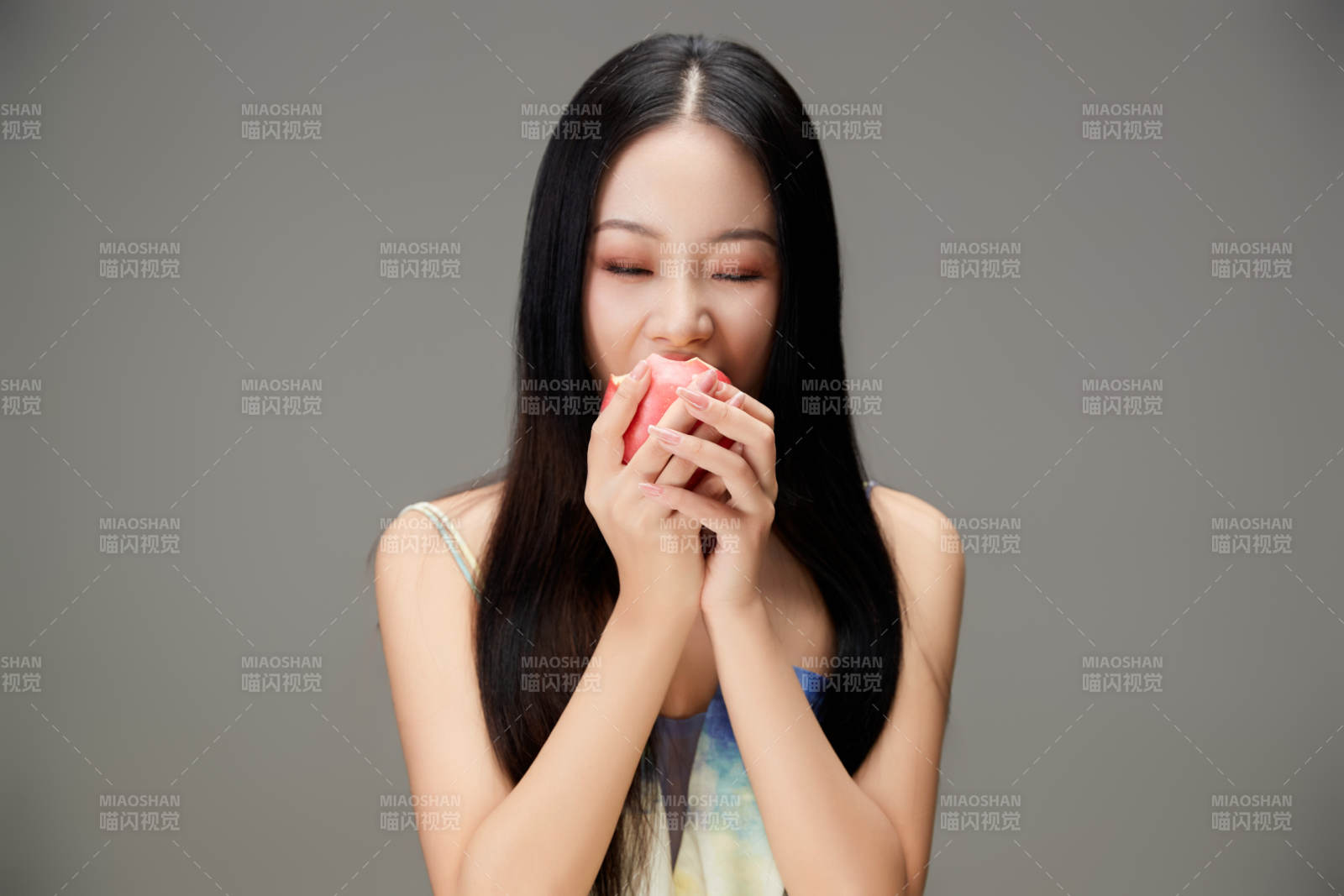 吃水果的亚洲东方长发少女图片