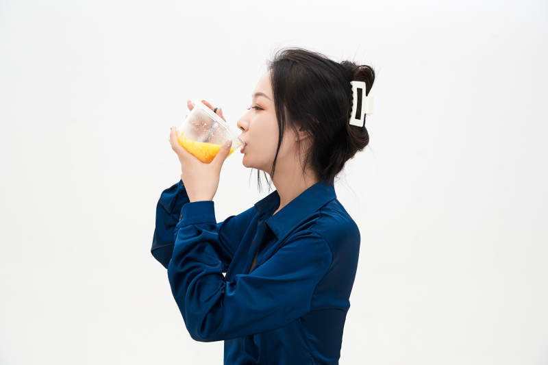 大吃特吃的亚洲可爱少女人像图片