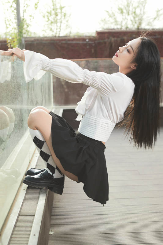 日系户外公园穿jk校服的少女图片