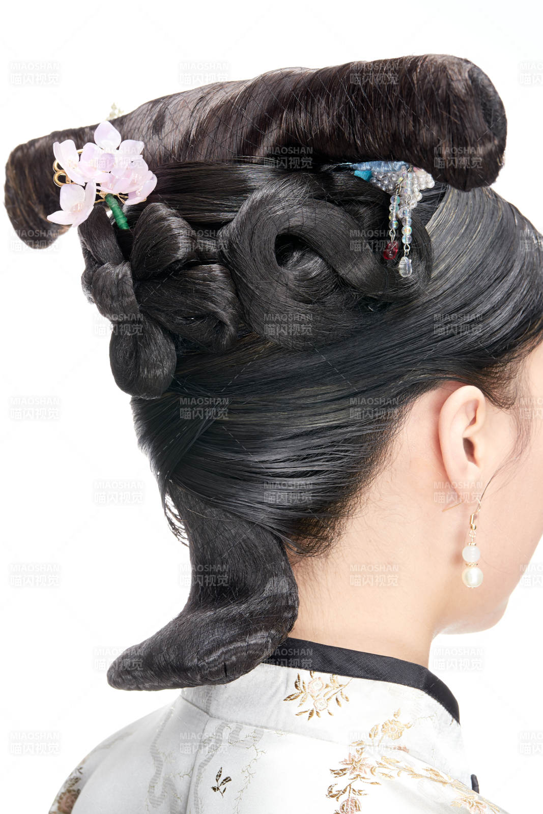 白色背景下的清代女性古装造型清朝古装图片