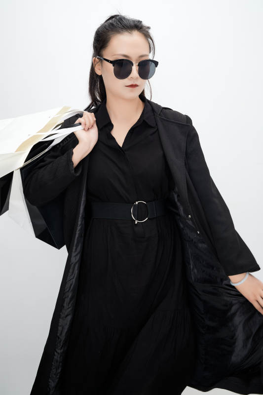 白色背景下手提购物袋时尚美丽的亚洲少女图片