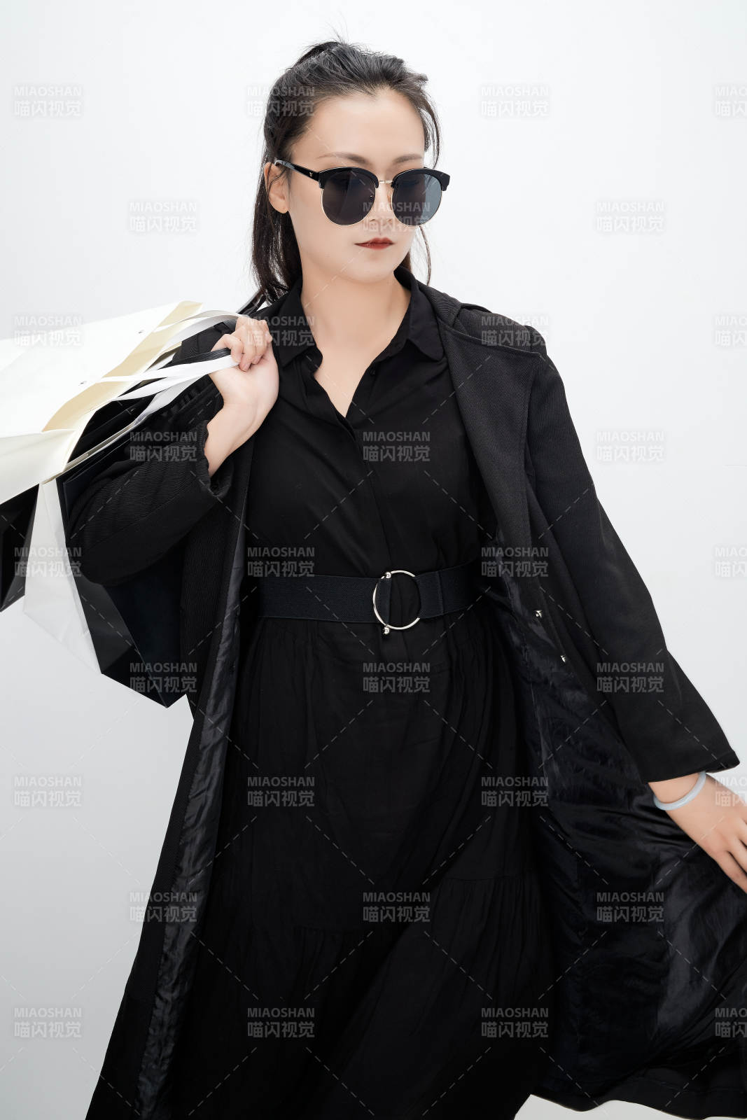 白色背景下手提购物袋时尚美丽的亚洲少女图片