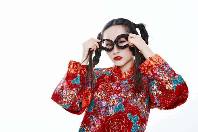 身穿中国传统服饰的青年女性图片