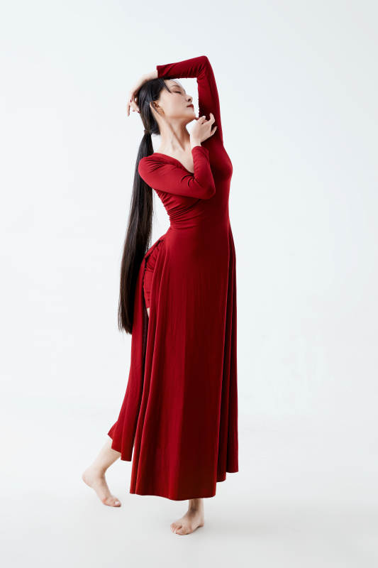 穿着红色长裙翩翩起舞的少女图片