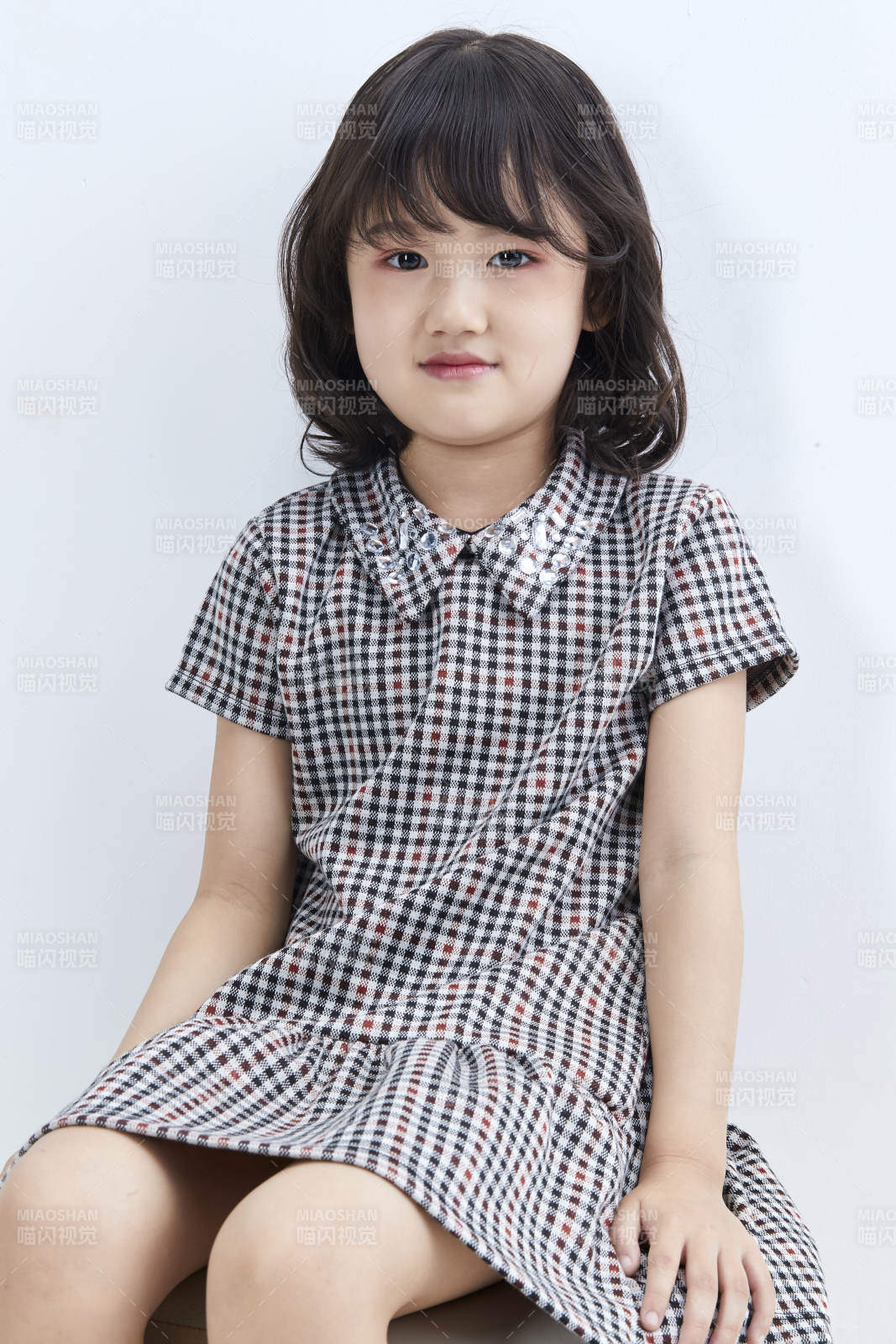 白色色背景的可爱的亚洲小女孩儿童图片