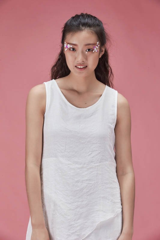 时尚彩妆女性妆面半身像图片