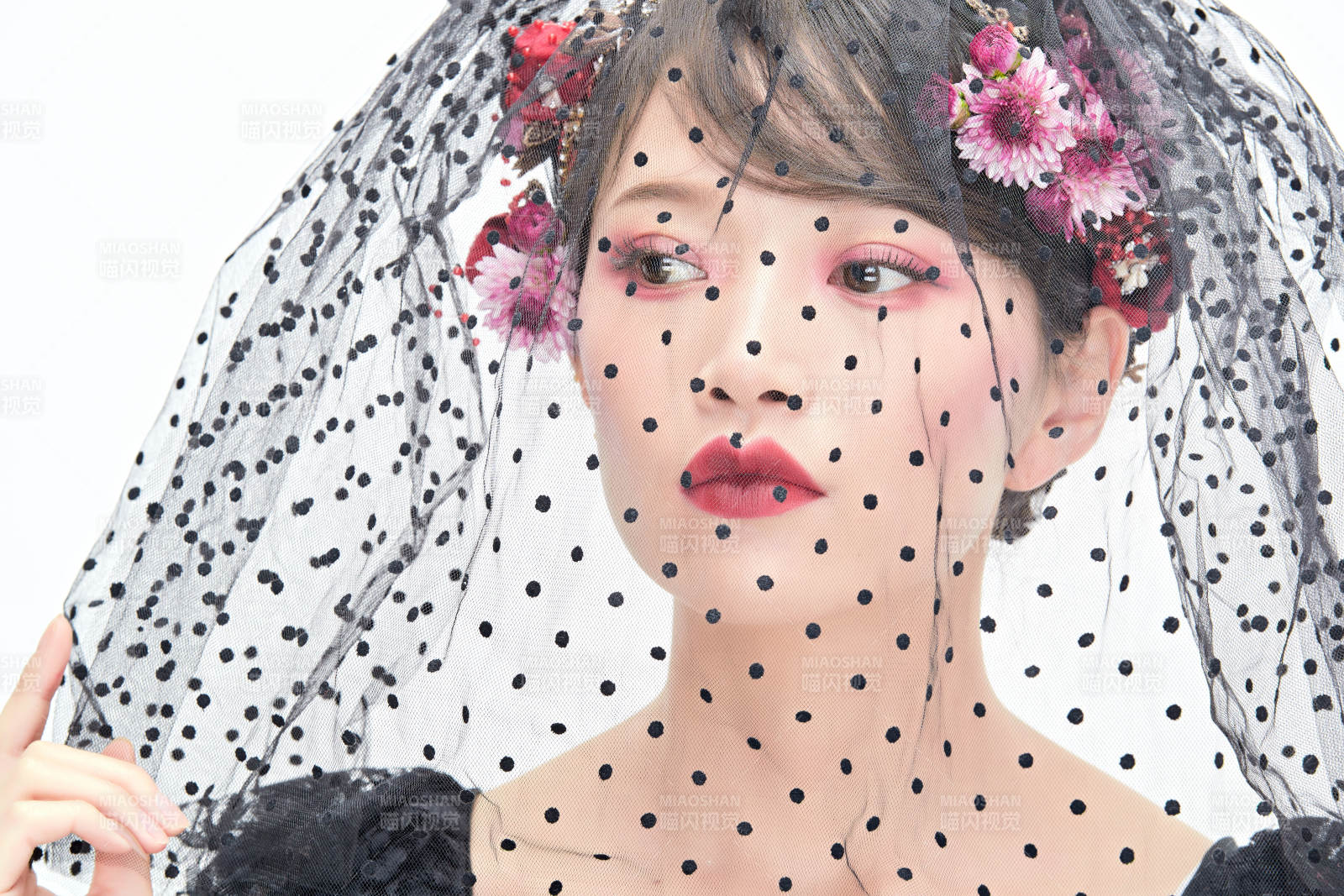 白色背景下的新娘彩妆美女人像图片