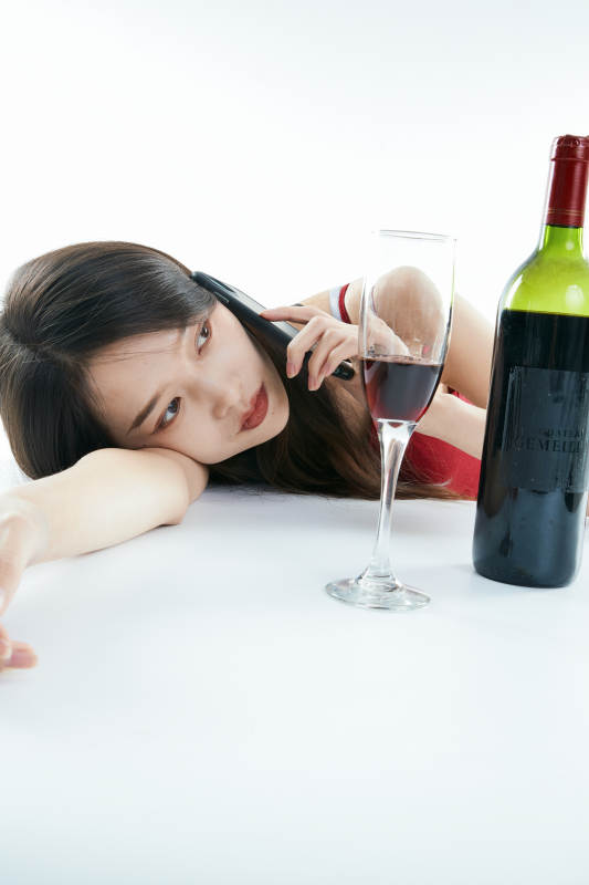 独自品尝红酒的亚洲女性图片