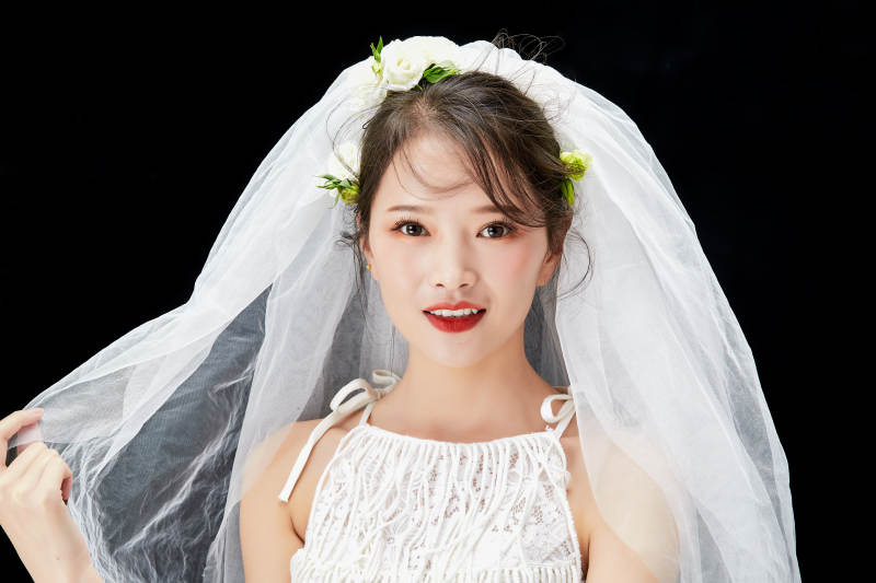 黑色背景下的美妆新娘彩妆人像图片